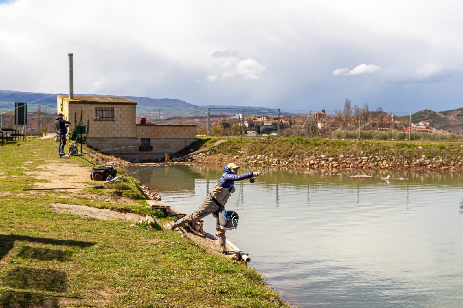 El inicio de la temporada de pesca en el embalse González Lacasa y la laguna de Tricio