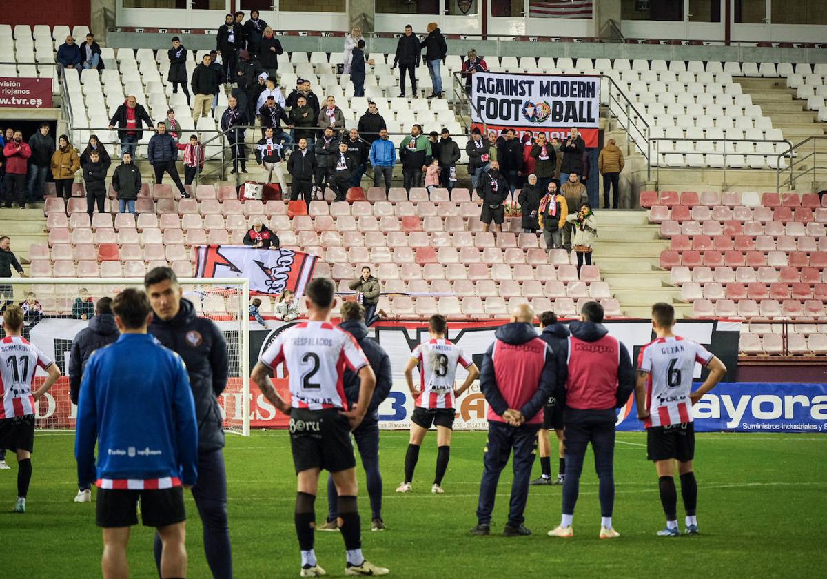 Los jugadores se acercan a la afición tras la derrota ante el Teruel del sábado en Las Gaunas.