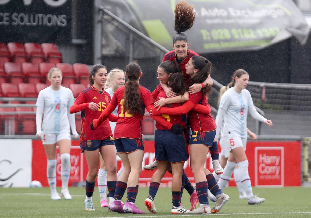 Las jugadoras de la selección celebran uno de los dos goles