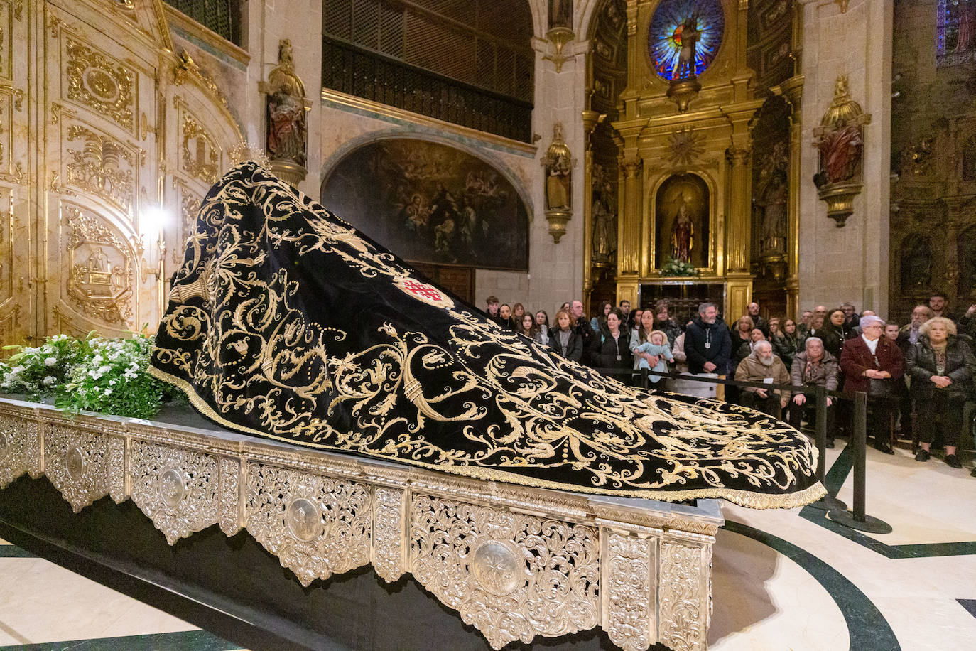 Las primeras visitas para ver el manto de la Virgen de la Soledad