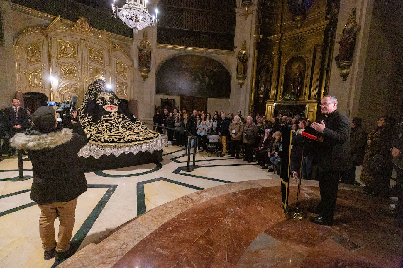 Las primeras visitas para ver el manto de la Virgen de la Soledad