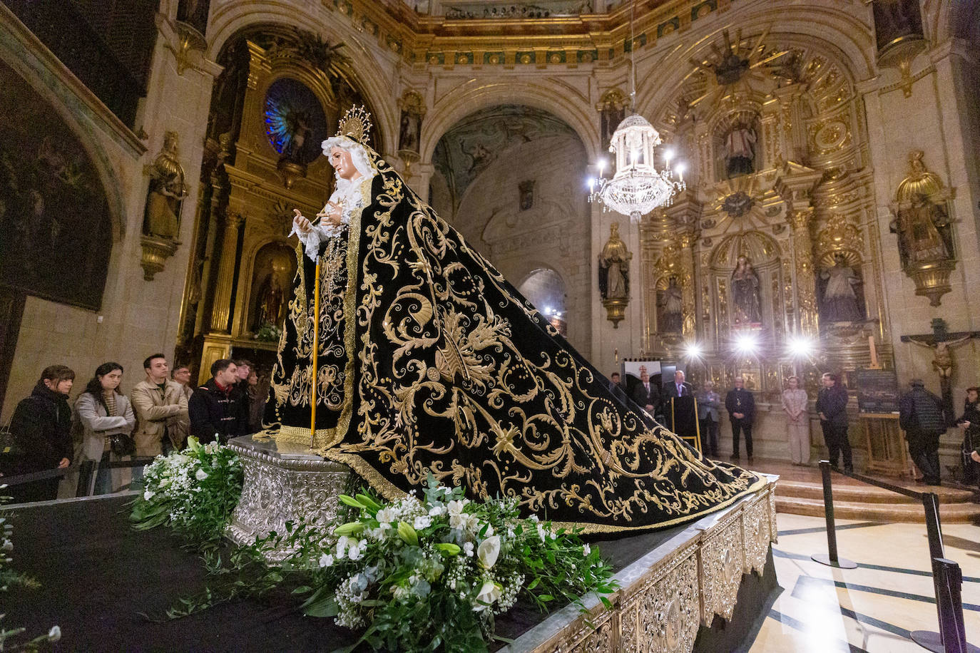 Las primeras visitas para ver el manto de la Virgen de la Soledad