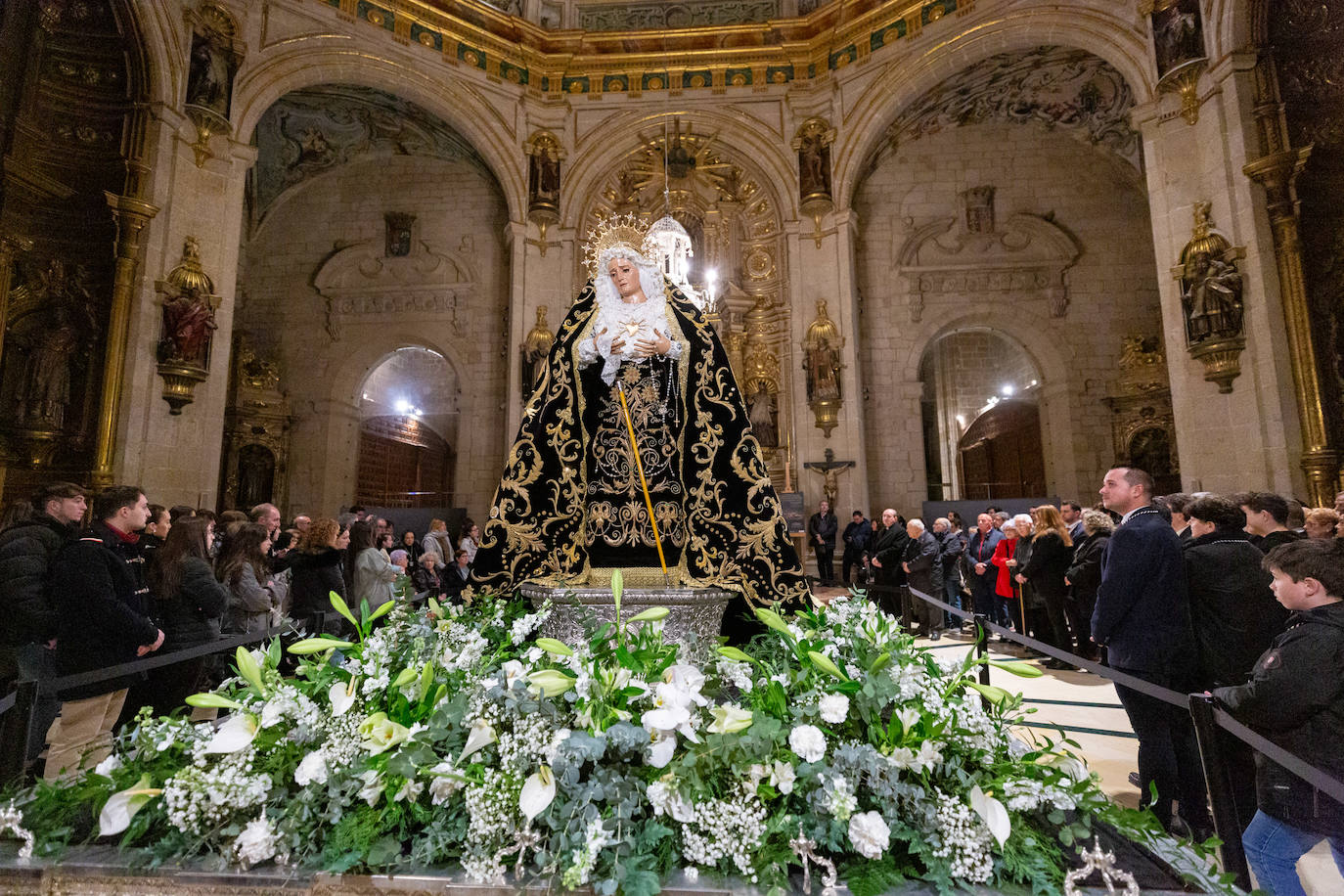 Las primeras visitas para ver el manto de la Virgen de la Soledad