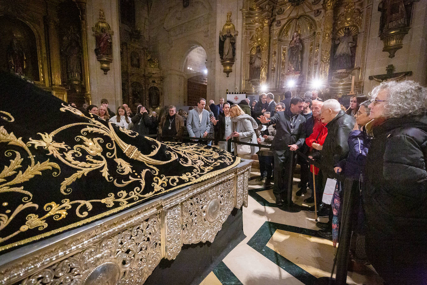 Las primeras visitas para ver el manto de la Virgen de la Soledad