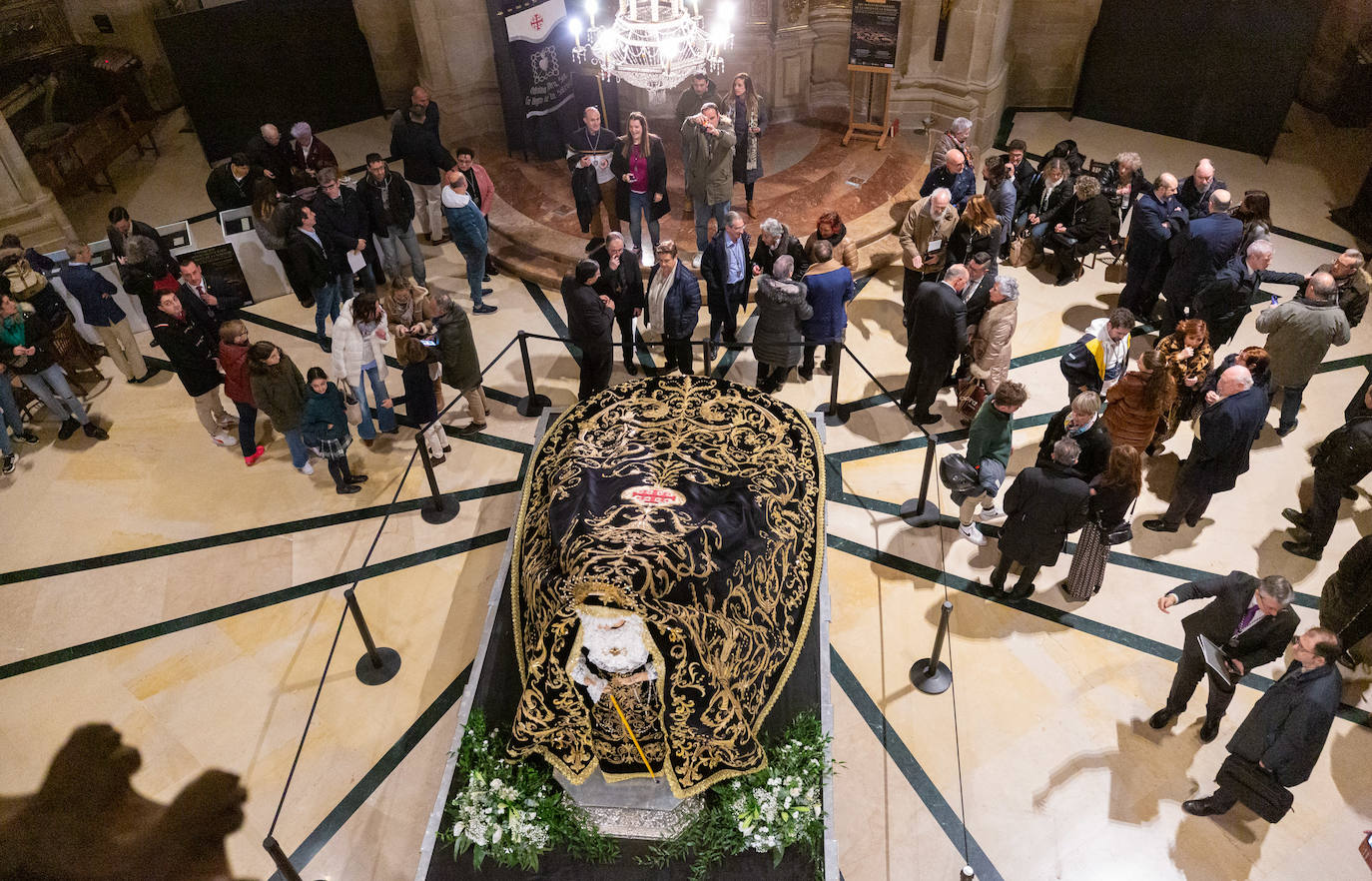 Las primeras visitas para ver el manto de la Virgen de la Soledad