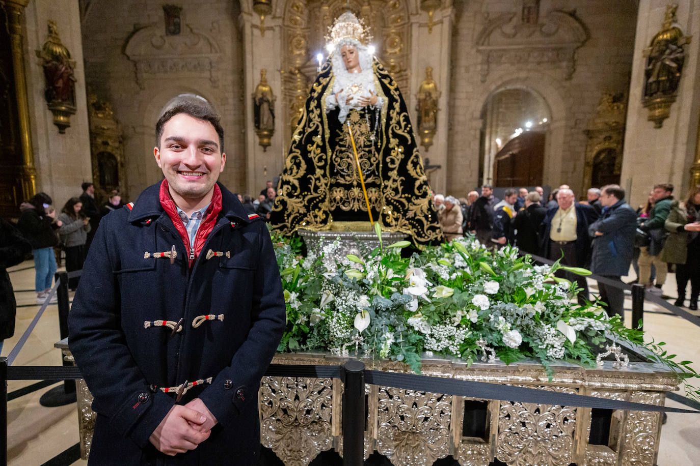 Las primeras visitas para ver el manto de la Virgen de la Soledad