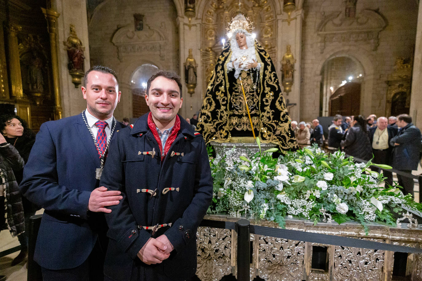 Las primeras visitas para ver el manto de la Virgen de la Soledad