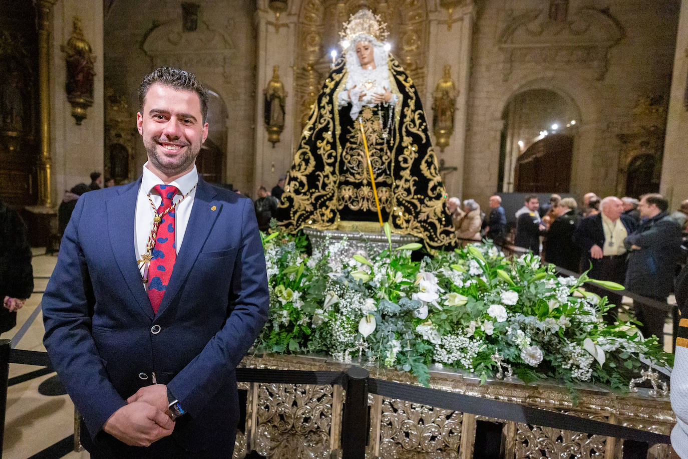 Las primeras visitas para ver el manto de la Virgen de la Soledad