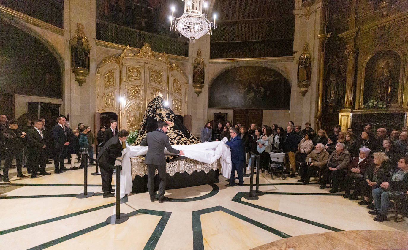 Las primeras visitas para ver el manto de la Virgen de la Soledad