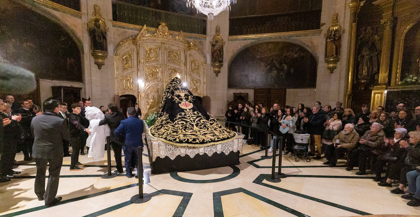 Las primeras visitas para ver el manto de la Virgen de la Soledad