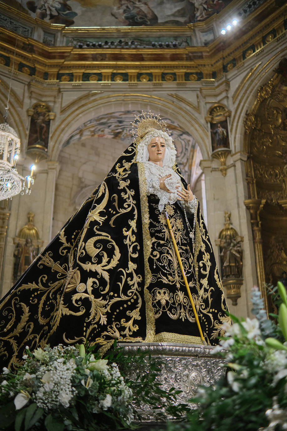 La Virgen de la Soledad estrena manto