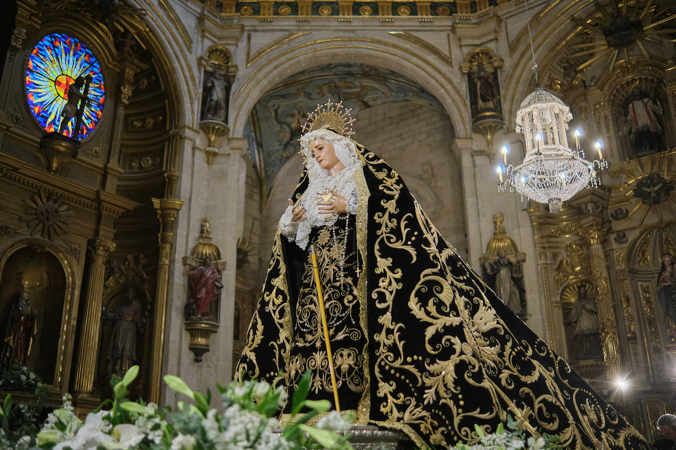 La Virgen de la Soledad estrena manto