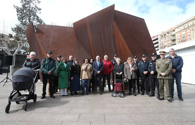 Miembros de la Asociación Riojana de Víctimas del Terrorismo con miembros de las fuerzas de seguridad.