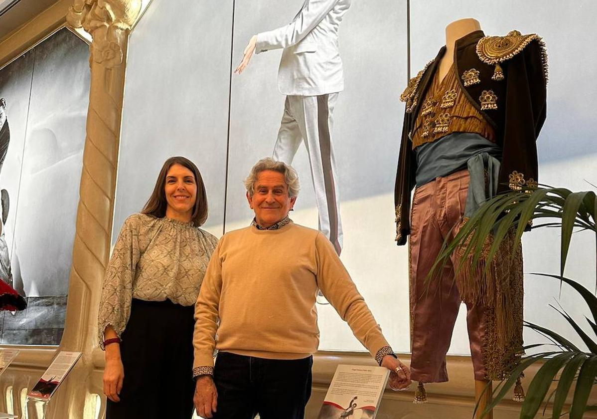 Rosa Fernández y Perfecto Uriel posan junto al traje de Pericet, en la sede de la SGAE.