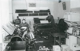 Interior del antiguo taller con tres trabajadores realizando labores de impresión.