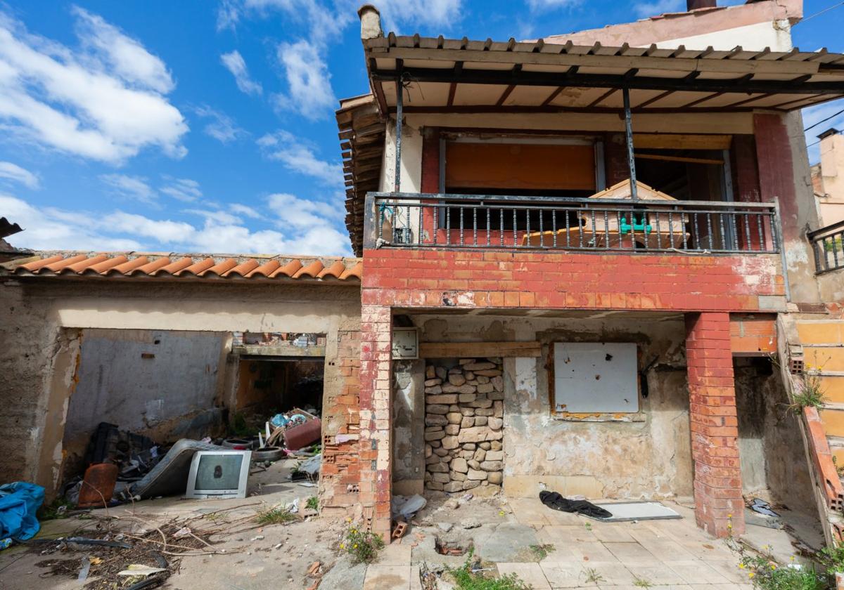 Una de las construcciones abandonadas y semiderruidas en el barrio de Arriba de Albelda de Iregua, con bombonas de butano, electrodomésticos, escombros y basura esparcidos.