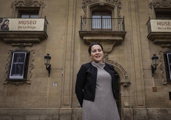 Rocío Coletes, ante el Museo de La Rioja, en la plaza de San Agustín de Logroño.