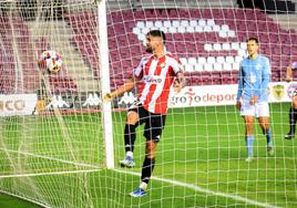 Jordi Escobar celebra un gol de la SDl en Las Gaunas.