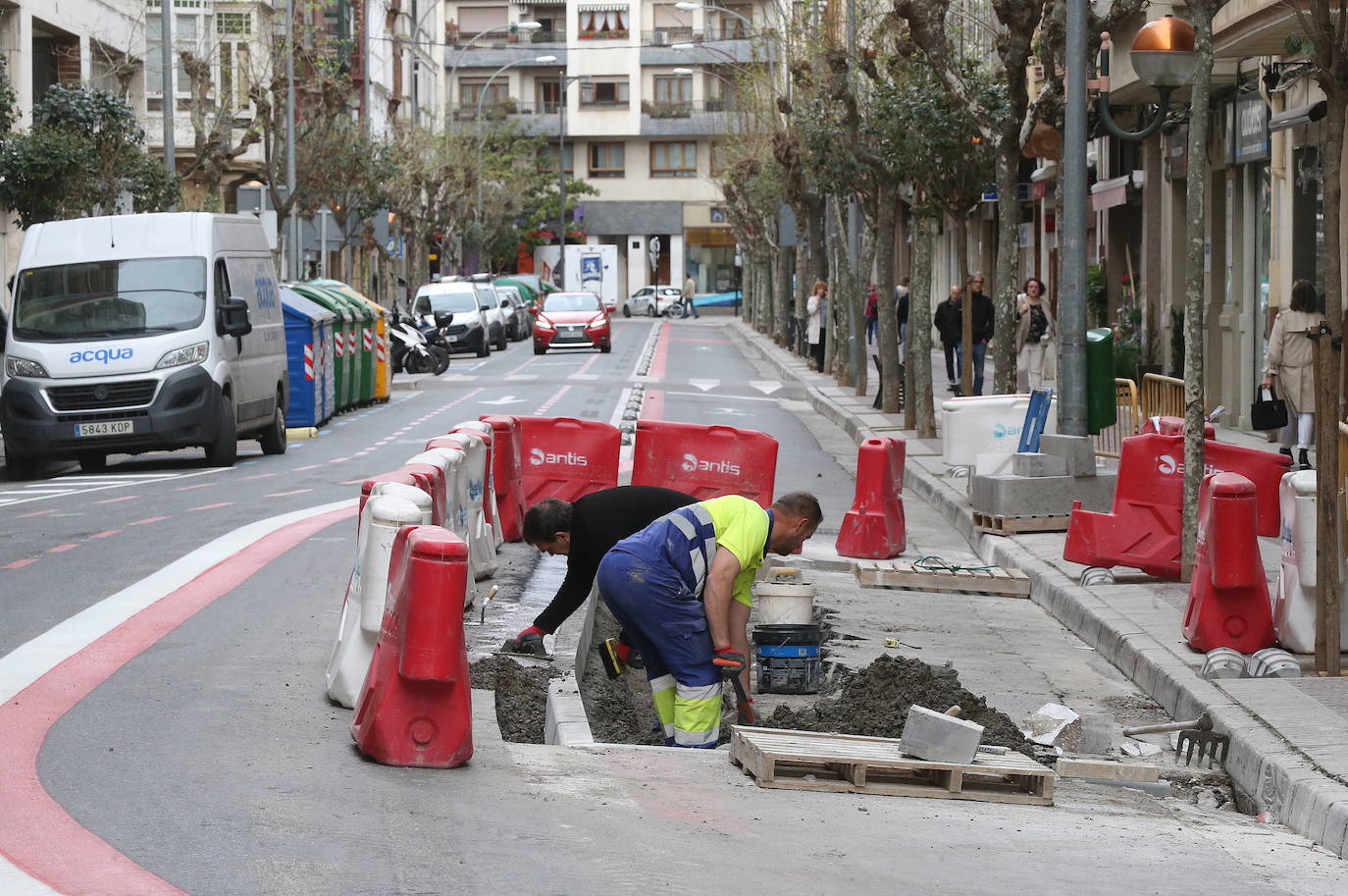 Obras en el carril bici de avenida de Portugal ya suprimido.