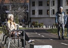 Una mujer toma el sol en los días más calurosos de enero.