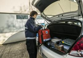 Una profesional del servicio de Hospitalización a Domicilio prepara el coche para acudir a atender a los pacientes.