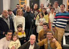 Un buen puñado de Lubumbas de todas las edades acompañó en la grabación del himno en un estudio de Logroño a Makoki, el Can y su Grupo Vela.