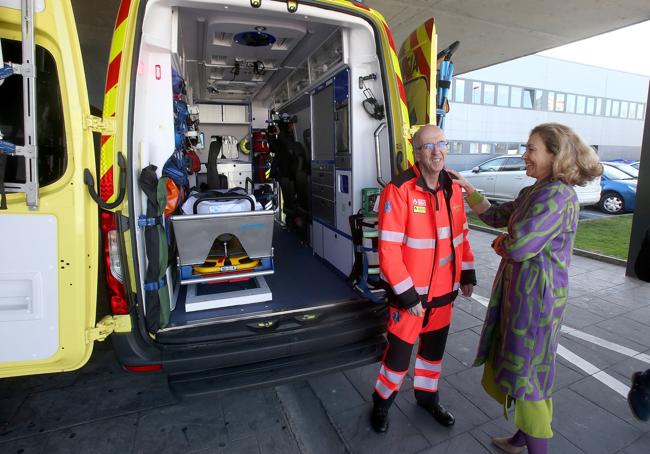 La consejera de Salud, María Martín, conversa con el coordinador del servicio de Emergencias 061, el doctor José Ignacio Ruiz Azpiazu.