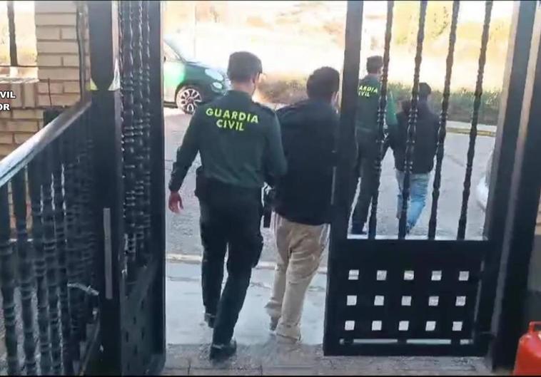 Varios de los detenidos, conducidos por la Guardia Civil.