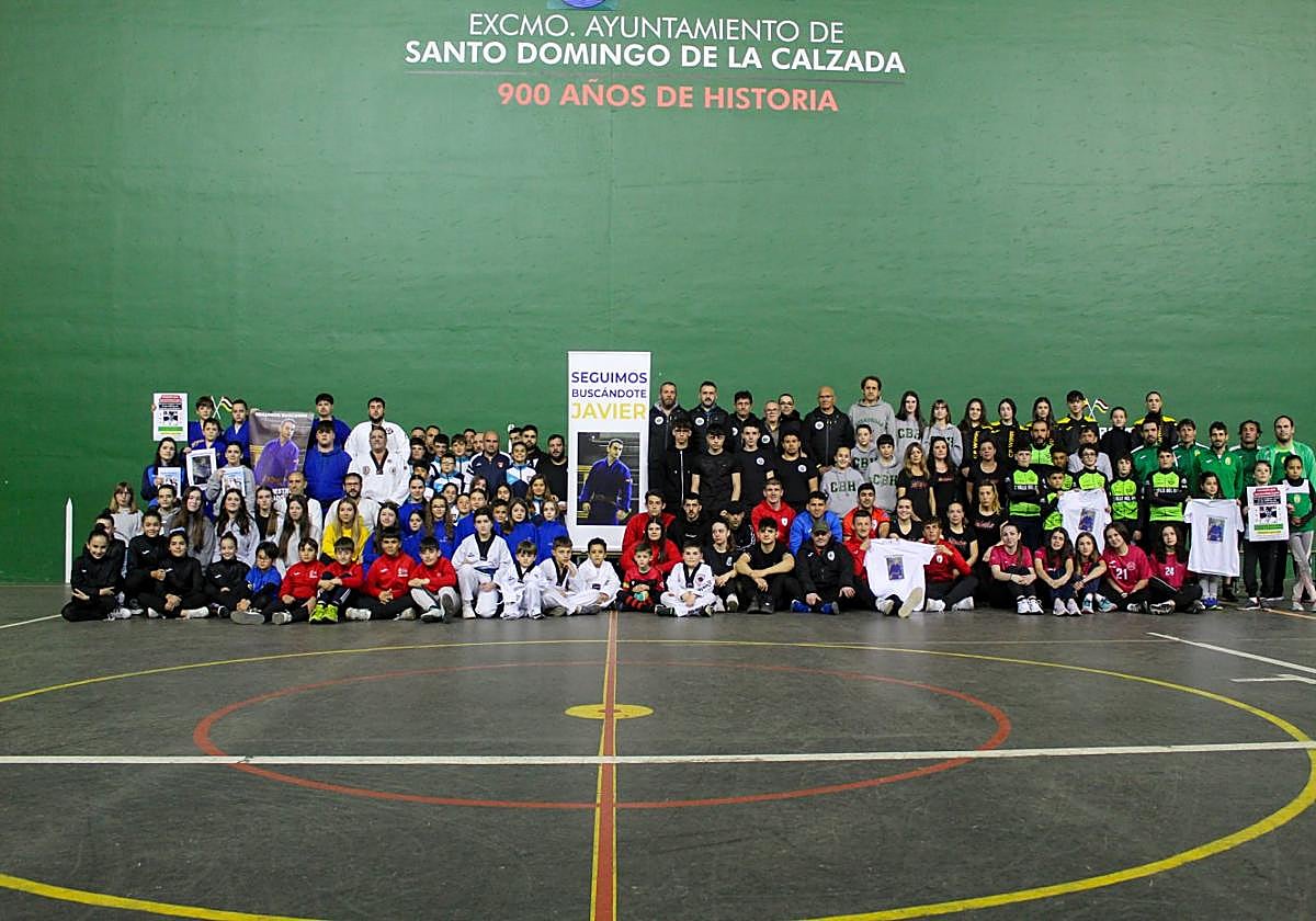 Diecisiete clubes deportivos de Santo Domingo de la Calzada se reunieron ayer, en el polideportivo Margubete, para mandar un mensaje de apoyo a la familia de Javier Márquez.