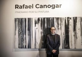 Rafael Canogar ante una de sus obras, en la sala Amós Salvador.