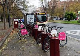 Bicicletas del servicio BiciLog en el punto de la calle San Millán.