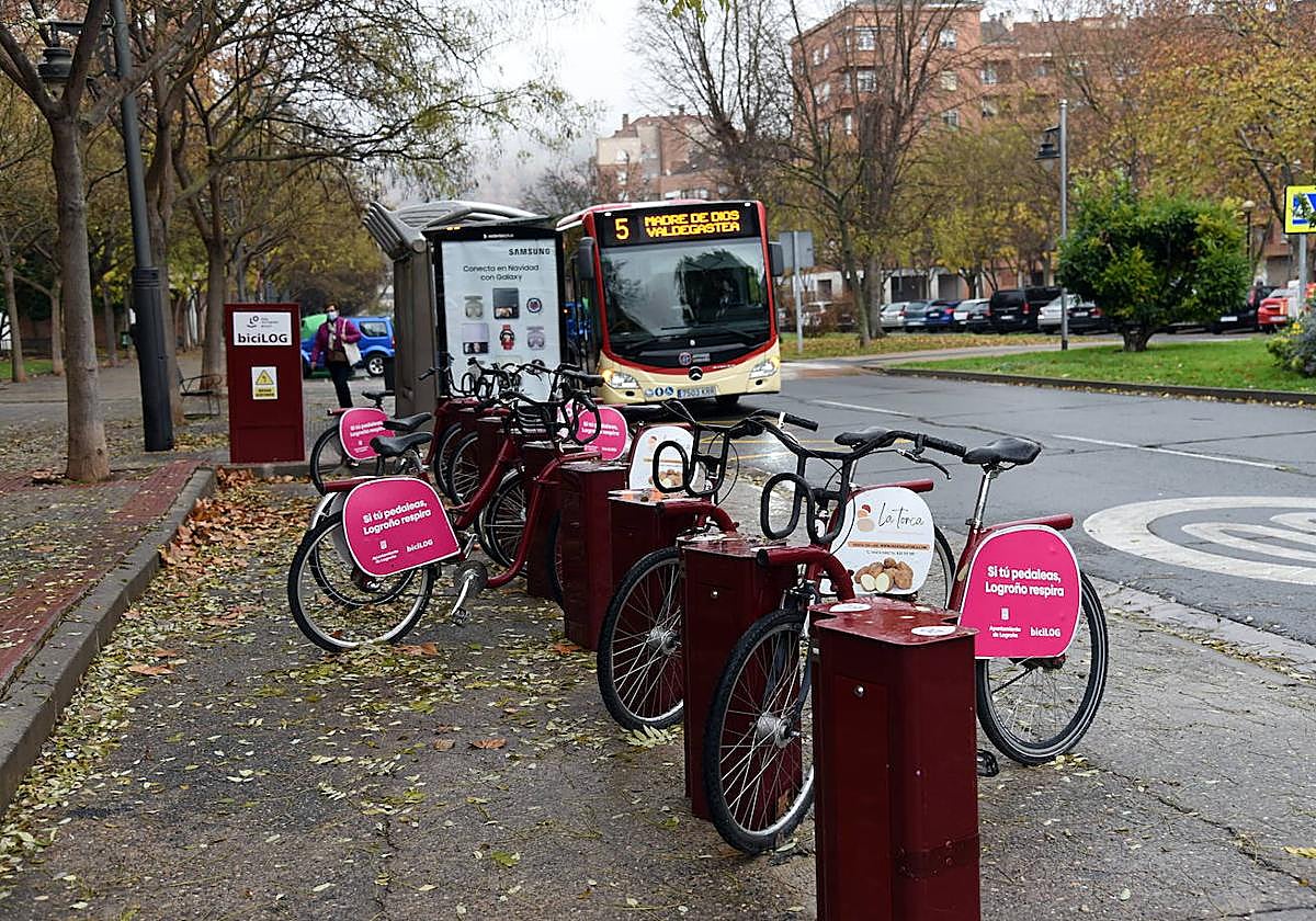 Bicicletas del servicio BiciLog en el punto de la calle San Millán.