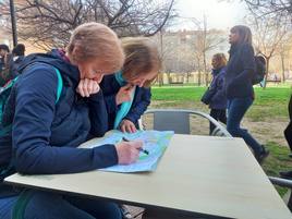 Dos mujeres consultan un mapa de Logroño antes de empezar a buscar.