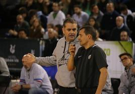 Jenaro Díaz habla con uno de los árbitros en el partido ante el Cáceres.