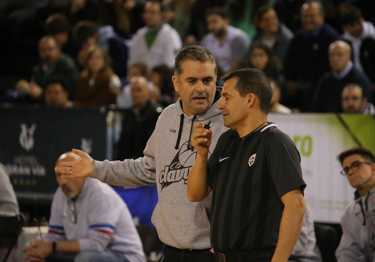 Jenaro Díaz habla con uno de los árbitros en el partido ante el Cáceres.