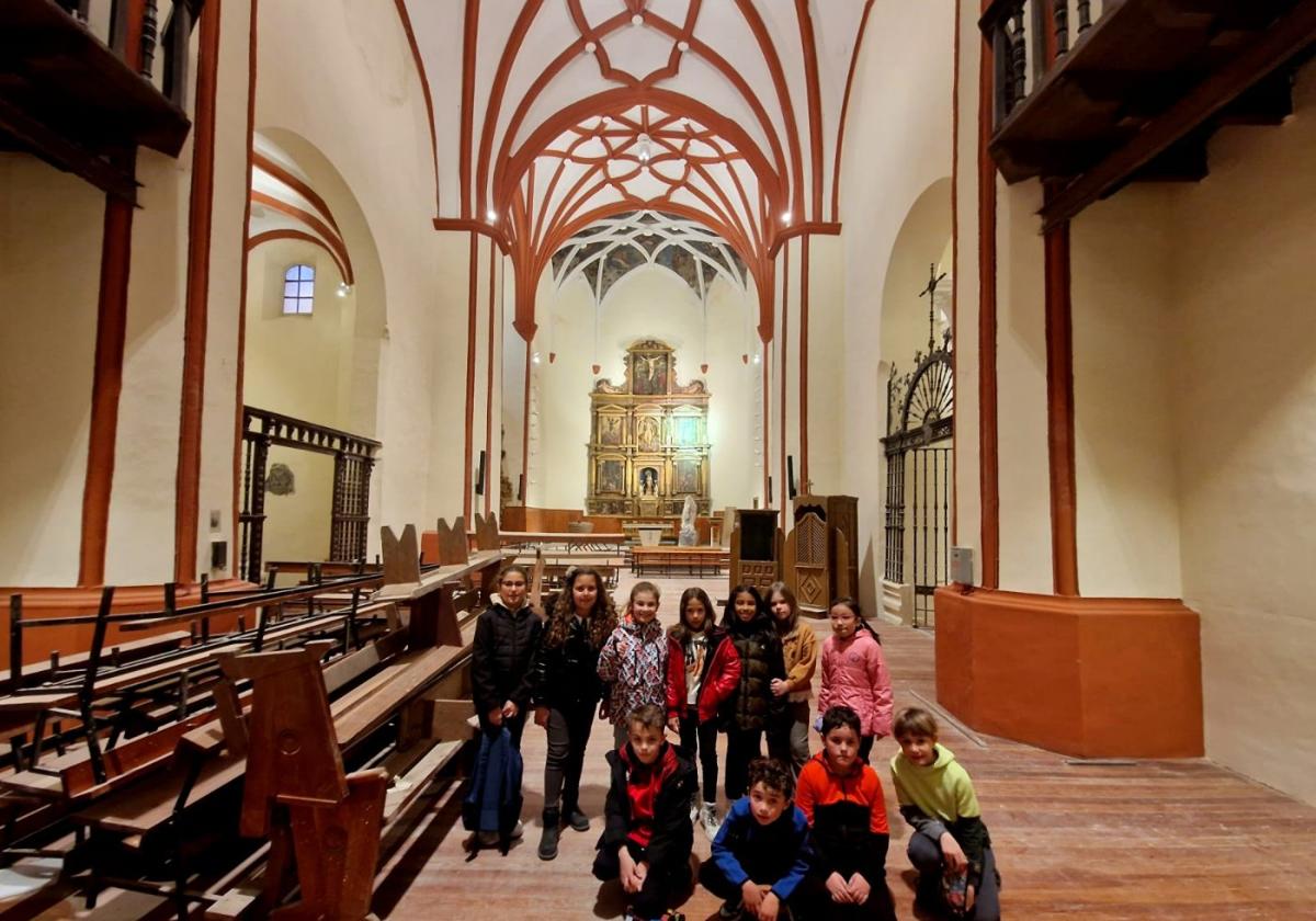 Los niños de Primera Comunión visitaron la iglesia después de confesarse.