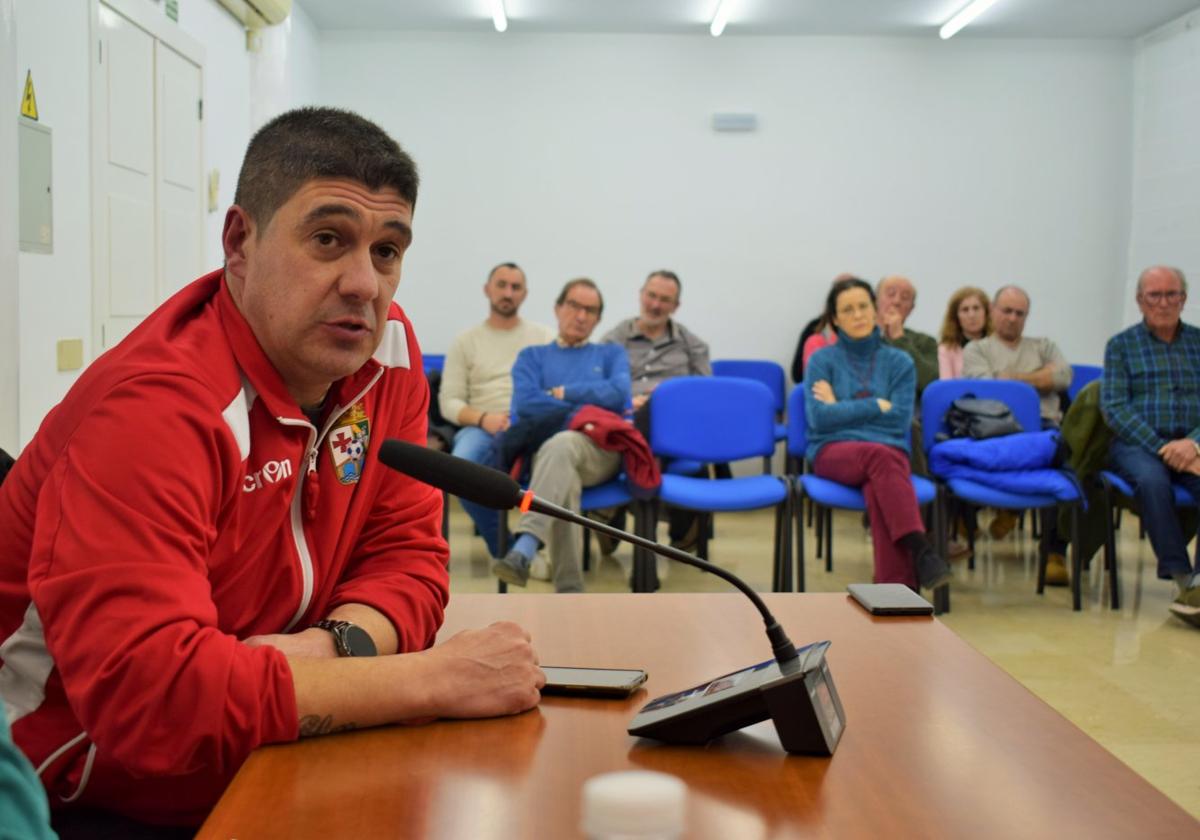 Sáenz León, con el chándal del Club Recreativo Villamediana, en su último pleno. Al fondo, Antoñanzas.