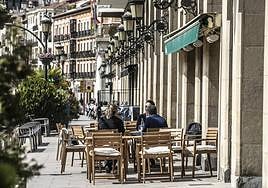 Unos jóvenes disfrutan del sol en una terraza del centro de Logroño.