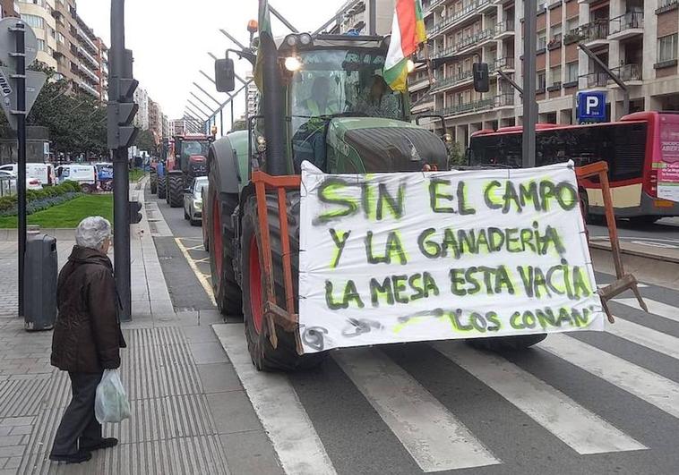 Tractores, este viernes, en la Gran Vía.