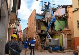 Estado, ayer viernes, de las obras de derribo del número 20 de la calle de La Estrella.