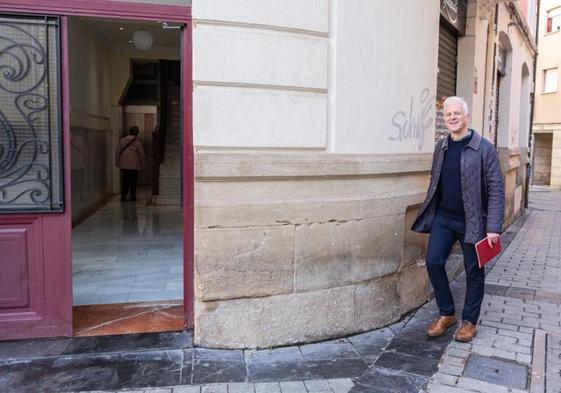 Pablo Hermoso de Mendoza llegando a la reunión de este sábado en la sede del PSOE.