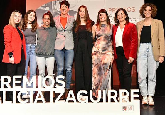 Foto de grupo de las galardonadas, con la ministra con la americana gris, en la tercera edición de los premios Alicia Izaguirre del PSOE riojano, en la Sala Negra.