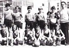 La generación de Maristas 1974, con Olleta a la derecha.