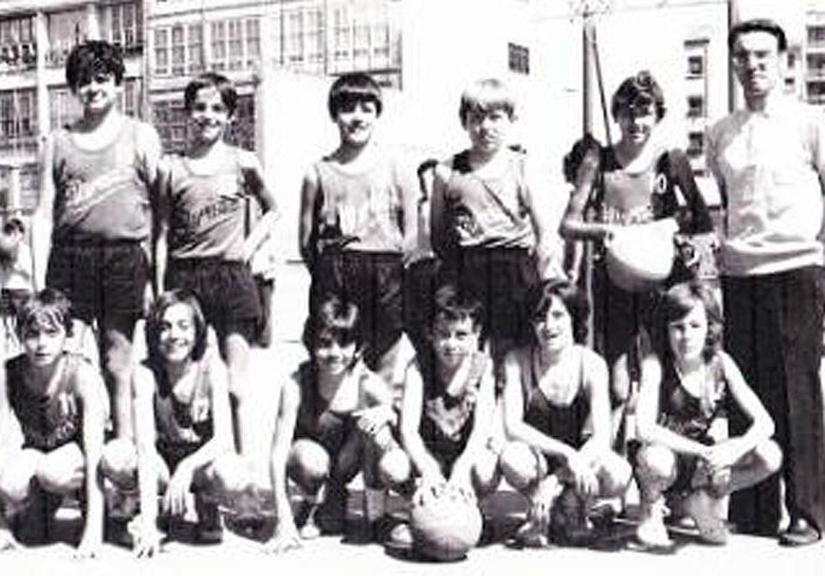 La generación de Maristas 1974, con Olleta a la derecha.