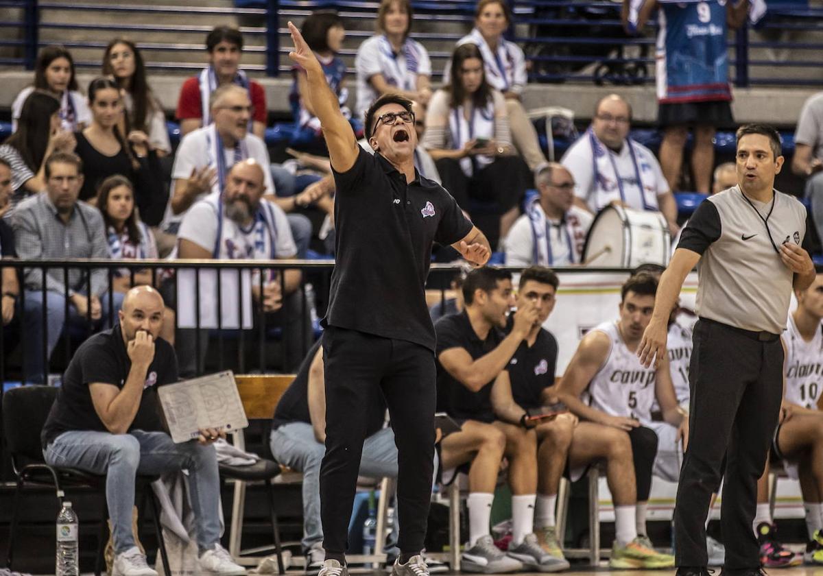 José Luis Pichel da una instrucción durante el encuentro que el Clavijo ganó al Bestis.