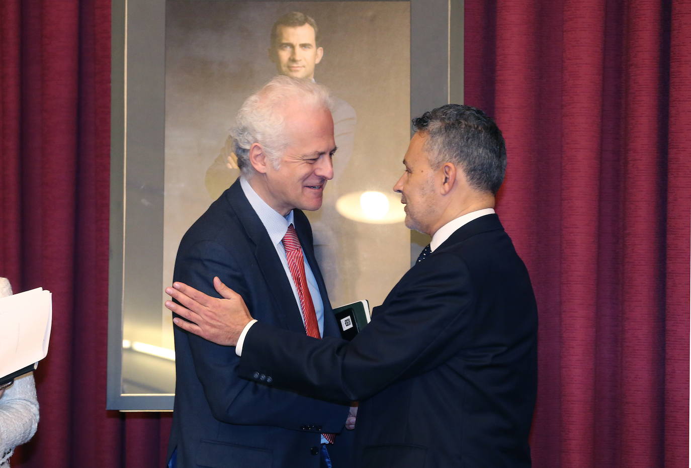 Hermoso de Mendoza y Escobar se saludan antes de un pleno del presente mandato.