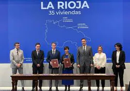Imagen del acto de firma entre el presidente del Gobierno de La Rioja y la ministra de Vivienda y Agenda Urbana para la construcción de 35 viviendas de alquiler social en La Rioja.