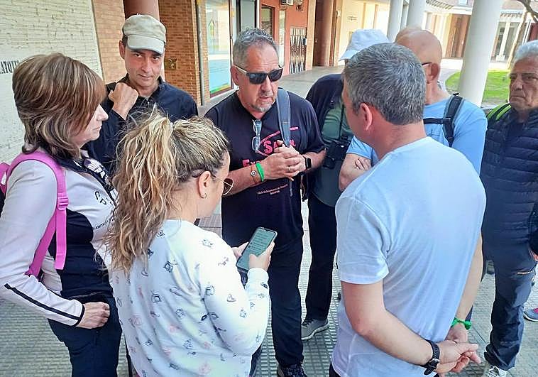 Noelia Pascual y Francisco Villaverde hablan con un grupo de voluntarios.