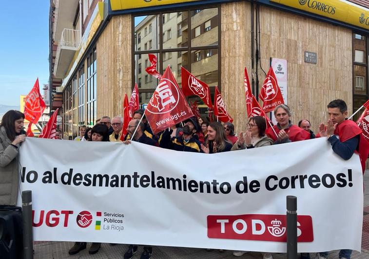 Protesta de los trabajadores de Correos en Haro.