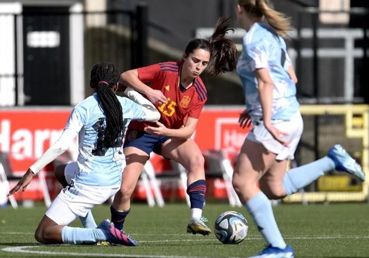 Carlota Chacón pelea el balón en un partido con España.